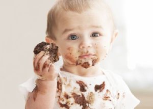 tips på hur man får bort chokladfläckar på kläder och tyg